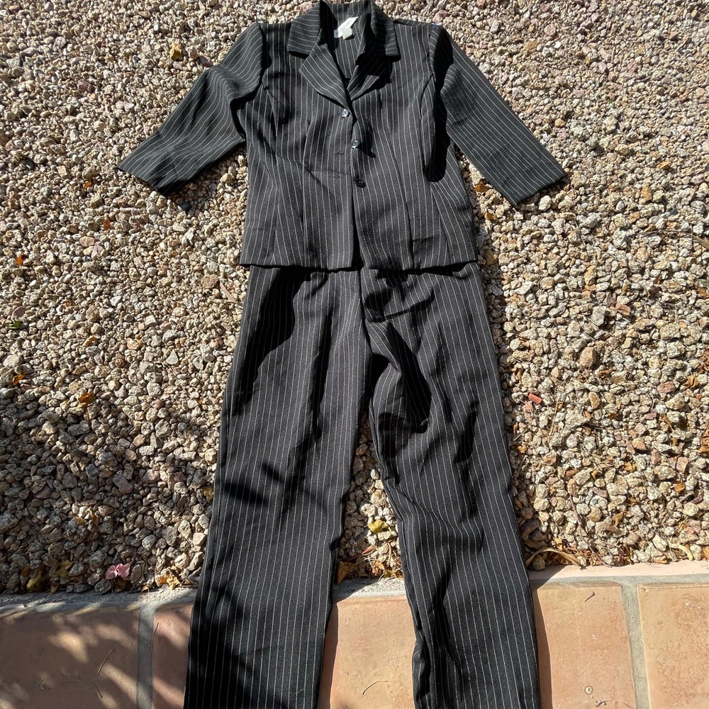Betsy’s Things 2 Piece Suit Size 12p Black/White